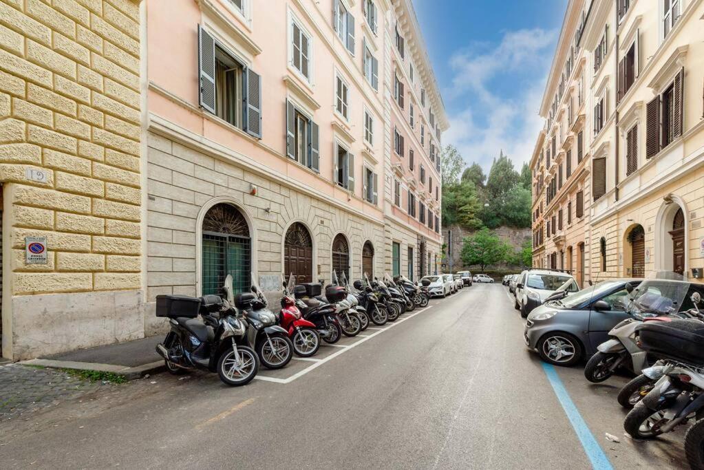 Colosseum 10Steps Away, Marco Aurelio Luxury House Рим Екстер'єр фото